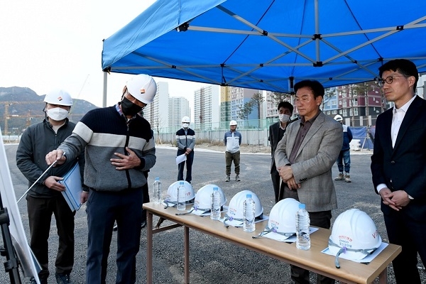 사진=김동근 의정부시장이 지난 10월 16일 산곡동 건설현장을 찾아 건설사로부터 사업 경위 및 민원인의 민원에 대한 설명을 듣고 있다. / 제공=의정부시