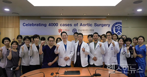 24일대동맥수술4,000례기념식을가진강남세브란스병원대동맥혈관센터임직원들이화이팅을외치고있다.