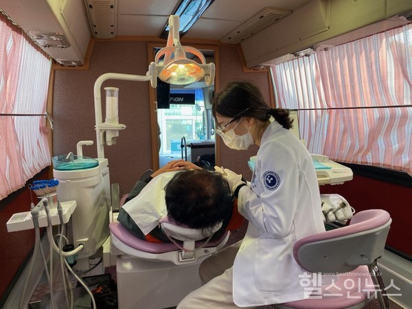 2일의료봉사에나선세종충남대학교병원임직원이충북진천군백곡면지역주민을대상으로무료치과검진을하고있다.