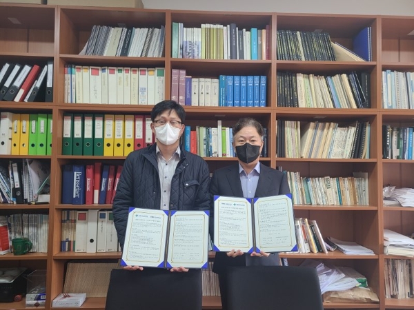 이정석 국토안전관리원 정책연구실장(왼쪽)과 박기봉 강원대학교 건축공학과 교수가 업무협약 후 기념촬영을 하고 있다. / 사진 제공 : 국토안전관리원