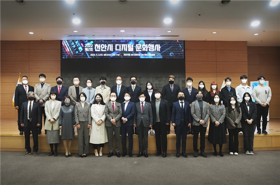 황철대표가 기념사진을 촬영하고 있다.