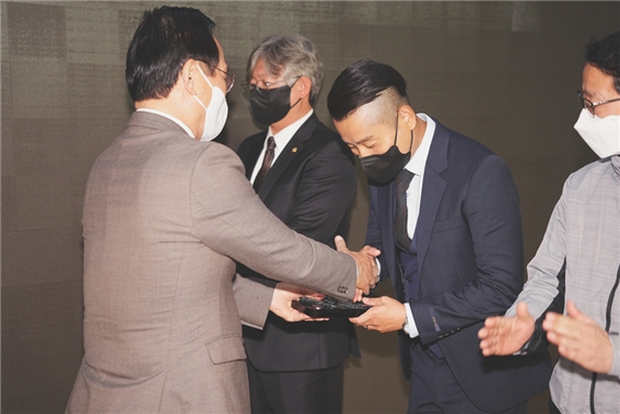 황철대표가 수상하고 있다.