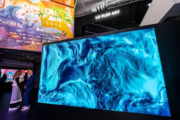 LG전자가 홍콩 퀸즈로드에서 열리는 디지털 아트페어에서 올레드 TV 118대 등 혁신 디스플레이로 예술 작품을 선보였다. 컨트롤러와 사운드 시스템을 내장한 136형 올인원 LED 사이니지가 전시장 입구에 설치돼 있는 모습. / 사진 제공 : LG전자
