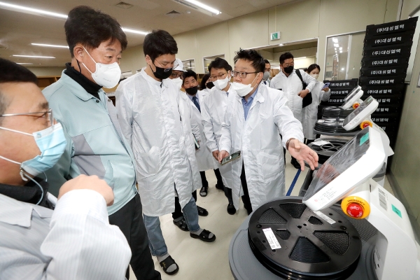 KT 관계자들이 대성엘텍 양원기 대표(왼쪽 둘째)에게 AI 서비스로봇 작동 원리를 설명하고 있는 모습