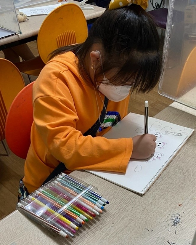 월드비전 교육비 지원을 통해 학용품을 전달받은 아이의 모습 (사진 제공 = 월드비전)