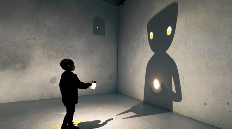 미디어 아티스트 문준용의 '증강 그림자: 별을 쫓는 그림자들'이 'MWU 코리아 어워드 2022'서 M&E 부문 수상작으로 선정됐다.