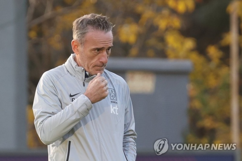 (파주=연합뉴스) 파울루 벤투 축구 국가대표팀 감독이 2일 오후 파주 NFC(축구대표팀 트레이닝센터)에서 대표팀 소집훈련을 지도하고 있다.