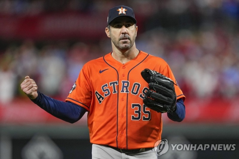 (필라델피아 AP=연합뉴스) 저스틴 벌랜더(휴스턴)가 4일(한국시간) 미국 펜실베이니아주 필라델피아의 시티즌스뱅크파크에서 열린 필라델피아와의 미국프로야구 월드시리즈 5차전에 선발 등판해 역투하고 있다. 이날 벌랜더는 개인 처음으로 월드시리즈 승리를 챙겼다.