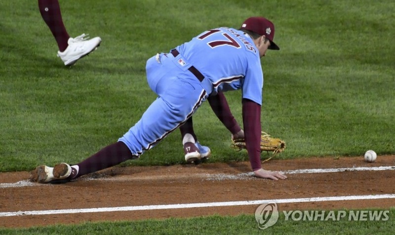 (필라델피아 EPA=연합뉴스) 필라델피아 필리스 1루수 호스킨스(휴스턴)가 4일(한국시간) 미국 펜실베이니아주 필라델피아의 시티즌스뱅크파크에서 열린 휴스턴 애스트로스와의 미국프로야구 월드시리즈 5차전, 8회초에 알바레스의 타구를 뒤로 흘리고 있다.