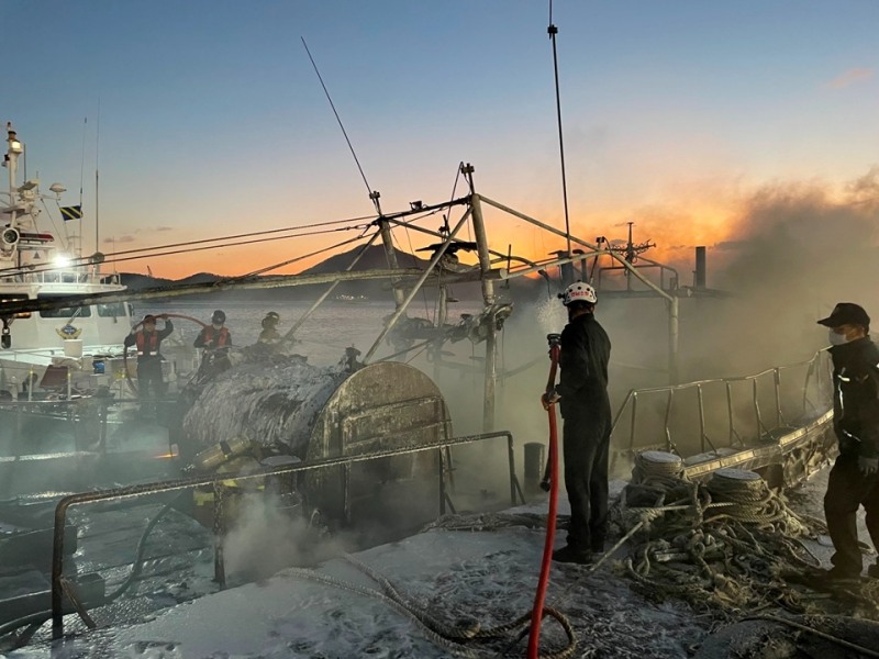 계류선박 화재 진압 모습 (사진제공 = 완도해양경찰서)