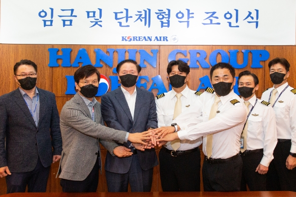 우기홍 사장과 남진국 조종사노조위원장 등 관계자들이 기념 촬영을 하고 있는 모습. / 사진 제공 = 대한항공