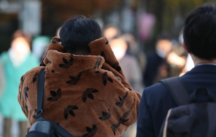중부지방 곳곳 기온이 영하권으로 떨어지며 올 가을 들어 가장 추운 아침 날씨를 보인 지난 4일 서울 광화문 사거리에서 직장인들이 출근하고 있다.