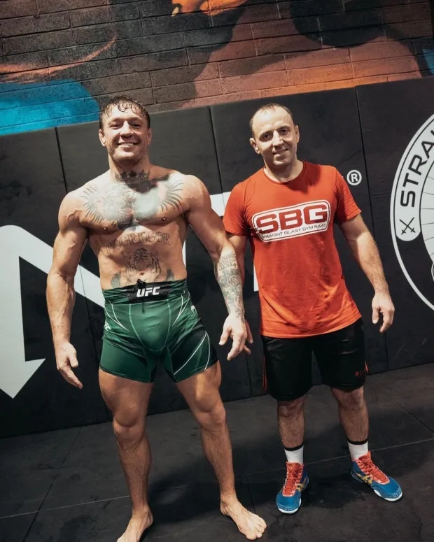 레슬링코치와 사진 찍은 맨 얼굴의 맥그리거(사진=인스타그램)