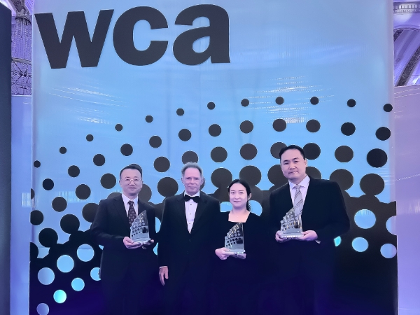 KT 엑세스망기술담당 김상욱 상무(왼쪽 첫번째)와 직원들이 영국 런던에서 열린 월드 커뮤니케이션 어워즈 2022 수상을 마치고 기념사진을 촬영하고 있다. / 사진 제공 : KT