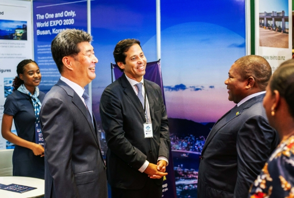 티아고 아구아(Tiago Agua) 기아 모잠비크 대리점 사장(사진 가운데)이 최원석 주모잠비크 한국대사(사진 왼쪽)와 함께 지난달 모잠비크공화국 마푸투에서 열린 제 ‘8회 모잠비크 국제관광박람회' 현장에서 필리프 뉴시(Filipe Nyusi) 모잠비크공화국 대통령(사진 오른쪽) 및 정부 관계자를 대상으로 부산세계박람회 유치 활동을 펼치고 있다. / 사진 제공 : 현대차그룹