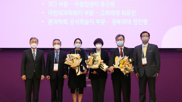 지난 5일 ‘2022 두산연강외과학술상’ 시상식에서 (왼쪽부터)두산연강재단 박용현 이사장, 대한외과학회 이문수 회장, 고려대병원 최유진 조교수, 경북대병원 정진향 교수, 국립암센터 류근원 연구원, 대한외과학회 이우용 이사장이 기념사진을 촬영하고 있다. / 사진 제공 : 두산