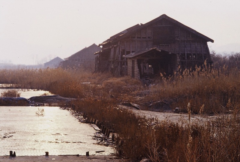 시흥 갯공공원내 일제시대에 지어진 소금창고.일부는 인근 골프장 업주가 골프장을 지으려고 문화재 등재 하루 전에 불태워 아쉬움을 남기기도 했다.김윤식 전 시흥시장은 이 사건과 관련 당시 분노를 삼키지 못했다.(사진=김형운 기자)