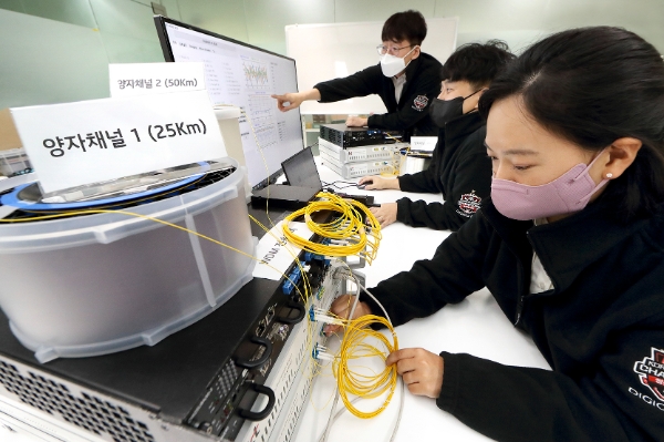 KT 융합기술원 연구원들이 양자 채널 일원화 장비 시스템을 모니터링하는 모습 / 사진 제공 : KT
