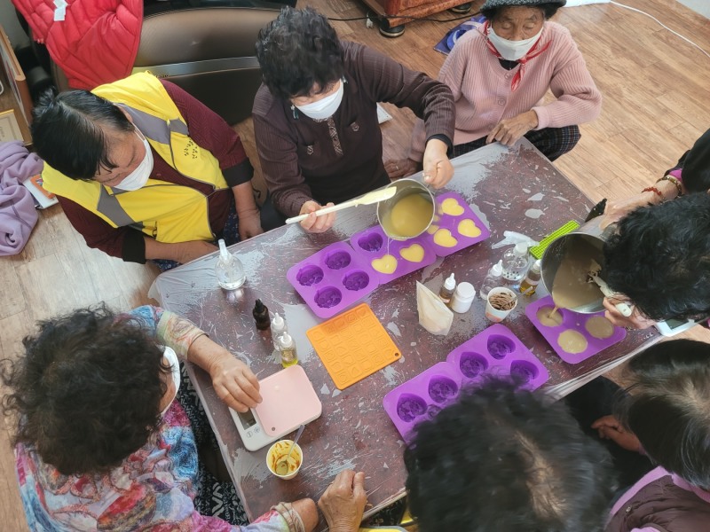 천연비누 만들기 모습 (사진제공 = 담양군)