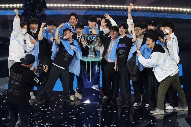 '2022 LoL 월드 챔피언십' 우승 후 단체 사진을 찍고 있는 DRX(사진제공=LCK).