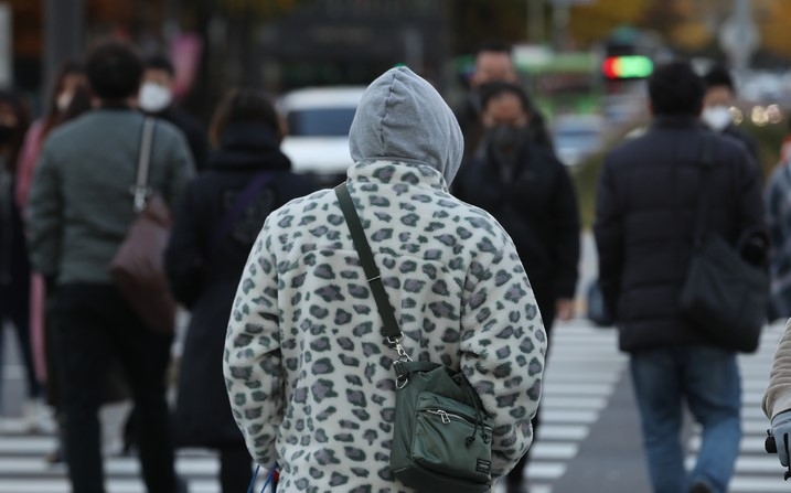 지난 4일 서울 광화문 사거리에서 직장인들이 출근하고 있다.