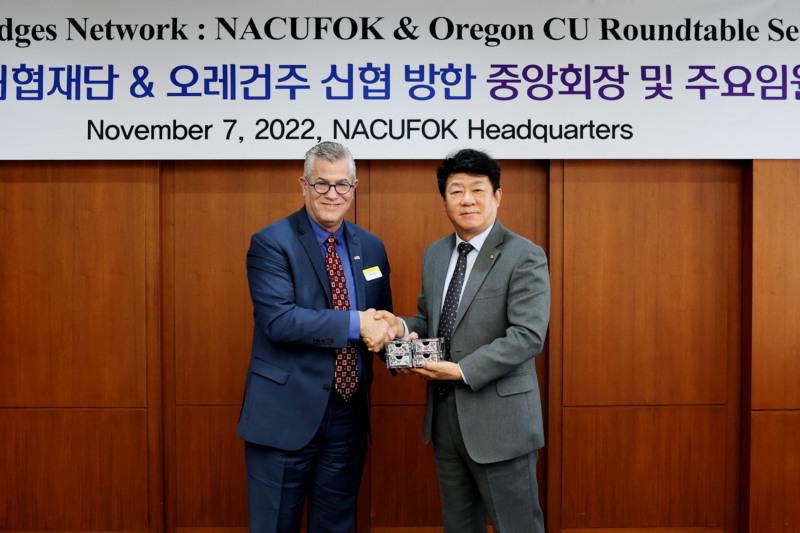 김윤식 신협중앙회장(오른쪽)과 스티븐 스탭 유나이터스신협 전무가 대표단 회의를 마친 뒤 악수하고 있다