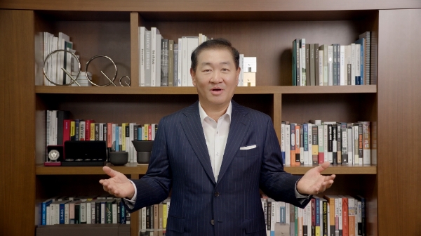 삼성전자가 8일부터 이틀간 '삼성 AI 포럼 2022'를 개최한다. '삼성 AI 포럼' 첫째날 삼성전자 한종희 대표 부회장이 영상을 통해 개회사를 하고 있다. / 사진 제공 : 삼성전자