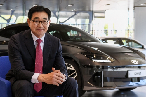 누적판매 6천 대를 달성한 현대차 판매거장 김성곤 영업이사 / 사진 제공 : 현대자동차