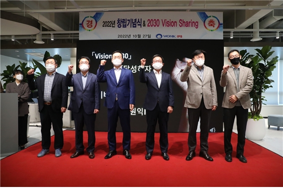 우측 부터 김재현 본부장, 박성기 사업총괄, 이현덕 대표이사, 안태혁연구소장, 김동기 본부장, 이호철 실장이 비전 선포를 하고 있다.