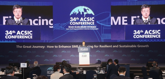 8일 호텔 인터불고 대구에서 개최된 '제34차 아시아신용보완기관연합(ACSIC) 회의'에서 조직위원장인 최원목 신용보증기금 이사장이 개회사를 하고 있다. / 사진 제공 : 신용보증기금