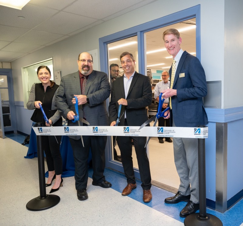 11월 7일(미국 현지시간), 메사추세츠 주립대학교 로웰 캠퍼스(UMass Lowell)에서 ‘아나로그디바이스 RF/마이크로파 교육 랩’이 공식 개소했다. 이날 개소식에는 ADI의 야스민 킹(Yasmine King) 항공우주 및 방산 부문 총괄 매니저, 브라이언 골드스타인(Bryan Goldstein) ADI 항공우주 및 방산 부문 부사장, ADI의 최고기술책임자(CTO)이자 아나로그디바이스 재단 이사회 멤버인 댄 라이프홀츠(Dan Leibholz) 수석 부사장(SVP), 그리고 UMass Lowell의 조셉 하트먼(Joseph Hartman) 교무처장겸 학술 및 학생 담당 부총장이 참석했다(사진 왼쪽부터 오른쪽 순서)