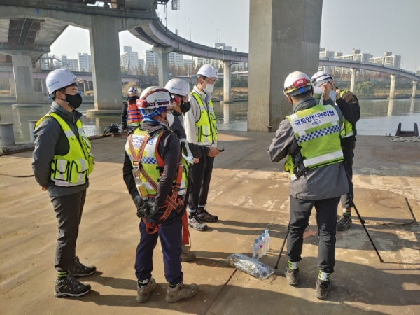 김일환 국토안전관리원 원장(오른쪽에서 세 번째)이 가양대교 정밀안전진단 현장을 살펴보고 있다. / 사진 제공 : 국토안전관리원