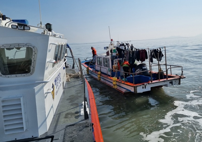 목포해경이 신안군 압해도 인근 해상에서 고립된 5명을 구조하는 모습 (사진제공 = 목포해양경찰서)