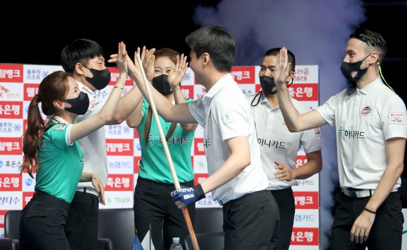 전기 우승을 차지한 하나카드 멤버들의 승리 하이파이브(사진=PBA)