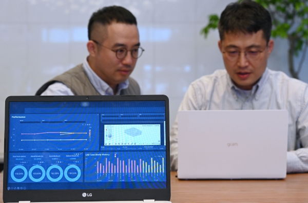 LG전자가 디지털 전환(DX)을 자동차 부품 개발과정에 도입해 제품 품질을 향상시키고 전장사업 성장을 가속화한다. LG전자 연구원들이 시뮬레이션 전문 기업 ‘알테어(Altair)’와 함께 개발한 AI 검증 플랫폼을 자동차 부품 개발과정에 활용하고 있다.