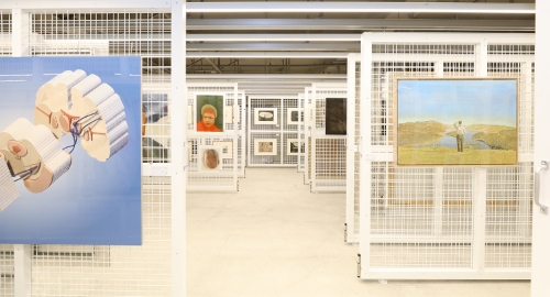 서울 중구 을지로 167 소재 H.art1 건물 2층 전시관에 110여 점의 유명 작품들이 전시되어 있다.