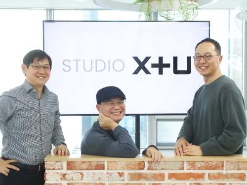 LG유플러스가 미디어 서비스 경쟁력을 강화하기 위해 콘텐츠 제작을 중심으로 조직 개편을 완성하고, 전문 인재 영입 및 파트너사 투자를 지속 확대 추진한다고 9일 밝혔다. 사진은 왼쪽부터 이덕재 CCO, 신정수 콘텐츠제작센터장, 이상진 콘텐츠IP사업담당이 새로운 조직인 STUDIO X+U를 소개하는 모습. / 사진 제공 : LG유플러스