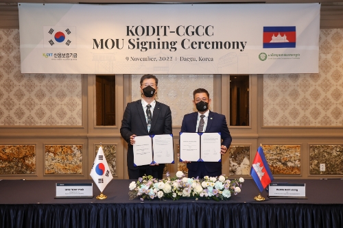 최원목 신용보증기금 이사장(왼쪽)과 웅 킷룽 캄보디아 신용보증공사 사장(오른쪽)이 9일 호텔 인터불고 대구에서 양해각서(MOU)를 체결하고 기념촬영을 하고 있다. / 사진 제공 : 신용보증기금