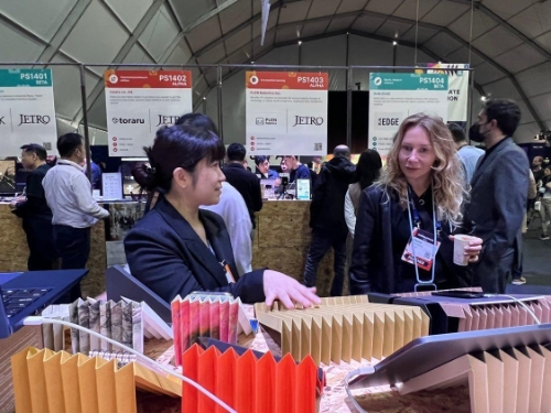 유럽 최대 기술 전시회 ‘웹서밋(Web Summit) 2022’에 참가한 친환경 소셜벤처 그레이프랩 김민양 대표(왼쪽)가 그레이프랩 전시 부스를 둘러보는 관람객에게 제품 설명을 하고 있다. / 사진 제공 : SK이노베이션