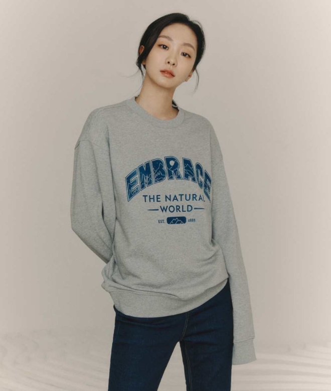 사진 : 내셔널지오그래픽 '바시티 레터링 아트웍 맨투맨' / 제공: 더네이쳐홀딩스