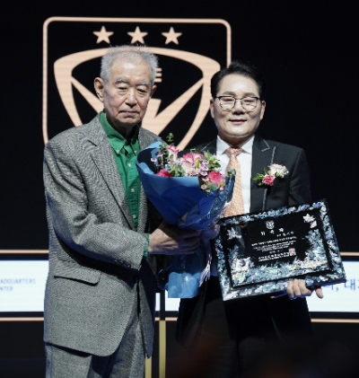 최창신 명예총재가 문기주 신임 총재에게 위촉패와 꽃다발을 전달하고 기념촬영을 하고 있다.