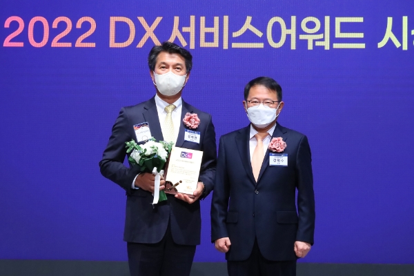 지난 8일 서울시 중구 롯데호텔에서 열린 'DX서비스어워드 시상식'에서 (왼쪽)성채현 KB국민은행 개인고객그룹 대표와 (오른쪽)강명수 한국표준협회장이 기념촬영을 하고 있다.