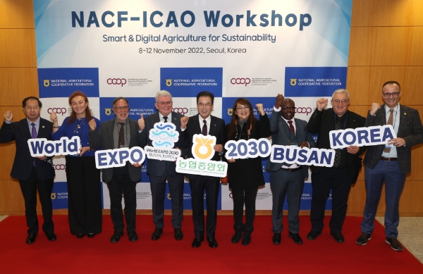 이성희 농협중앙회장(가운데)이 9일 서울 중구 본관에서 열린 국제협동조합농업기구(ICAO) 글로벌 워크숍에서 ICAO 집행위원 및 국제기구 인사 등과 기념촬영을 하고 있다.(사진 왼쪽부터 탕 쉥야오 FAO 한국연락사무소장, 아이세귤 셀리식 FAO 중앙아시아 부대표, 아담 피초스키 박사 폴란드 NCC, 미에치슬라프 그로츠키 폴란드 NCC 회장, 이성희 농협중앙회장, 크리스티 로웨나 필리핀 FPSDC 대표, 아이반 아심위 우간다 UCA 사무총장, 우날 오르넥 터키 OR-KOOP 국제협력이사, 카가타이 세비 FAO 국제협력관)/ 사진 제공 = 농협중앙회