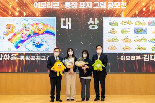 9일 NH농협은행 본사에서 개최된 '제3회 올원프렌즈 공모전' 시상식에서 NH농협은행 임동순 수석부행장(왼쪽 첫 번째)과 부문별 대상 수상자가 기념촬영을 하고 있다.(왼쪽 부터 NH농협은행 임동순 수석부행장, 이모티콘 부문 대상 김다운 수상자, 통장표지그림 부문 장하율 수상자, NH농협은행 마케팅지원부 최순체 부장) / 사진 제공 : NH농협은행