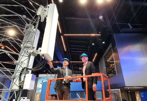 KT와 에릭슨 임직원이 LTE와 5G 안테나가 결합된 무선 유닛 성능을 테스트 하고 있다. / 사진 제공 : KT