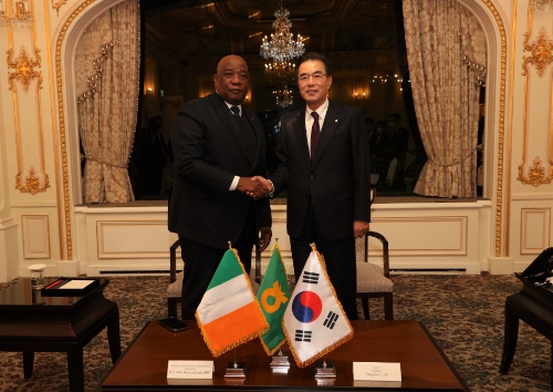 이성희 농협중앙회장이 9일 서울에서 알루 완유 외젠 비티 주한 코트디부아르 대사와 만나 농업분야 상호발전을 위해 의견을 나누었다. / 사진 제공 : 농협