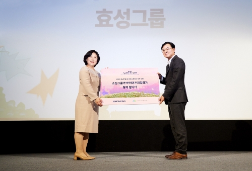 효성이 9일 ‘제12회 서울배리어프리 영화제 개막식’에서 지원금 2천만 원을 전달했다. 최형식 효성 커뮤니케이션실 상무(우)와 김수정 사단법인 배리어프리영화위원회 대표(좌) / 사진 제공 : 효성