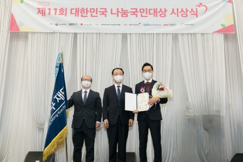 11월 9일 KBS신관에서 개최된 '제 11회 대한민국 나눔국민대상 시상식’에서 현대차 정몽구 재단이 국무총리표창을 수여받고 있다. (왼쪽부터 현대차 정몽구 재단 조현진 사업팀장, 보건복지부 전병왕 사회복지정책실장, 현대차 정몽구 재단 최재호 사무총장) / 사진 제공 : 현대차 정몽구 재단