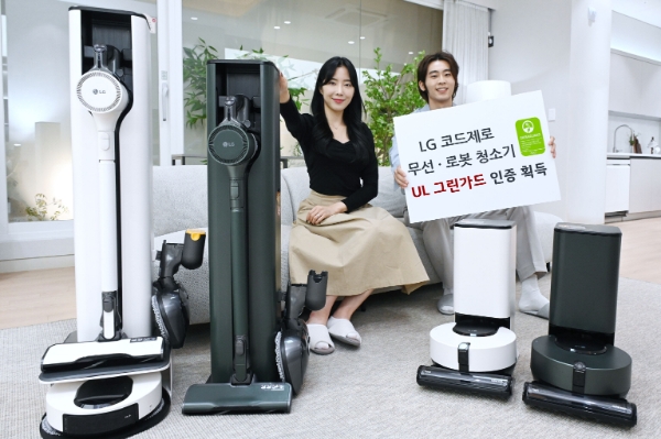 모델들이 LG전자 프리미엄 무선청소기 코드제로 오브제컬렉션 A9S(왼쪽)와 인공지능 로봇청소기 코드제로 오브제컬렉션 R9을 소개하고 있다. / 사진 제공 : LG전자