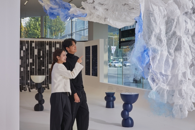 삼성전자가 'The Wave: 순환의 물결' 전시회를 11일부터 27일까지 삼성디지털프라자 삼성대치본점에서 진행한다. 삼성전자 디자이너들과 김지선·류종대 공예작가가 전시에 참여했으며, 자원 순환의 의미를 재해석한 설치 미술과 공예 작품을 선보인다. (사진 = 삼성전자 제공)